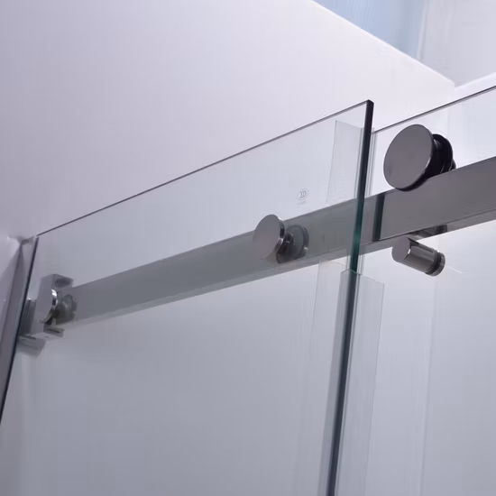 Quadratisches Duschbad mit Glasschiebetüren